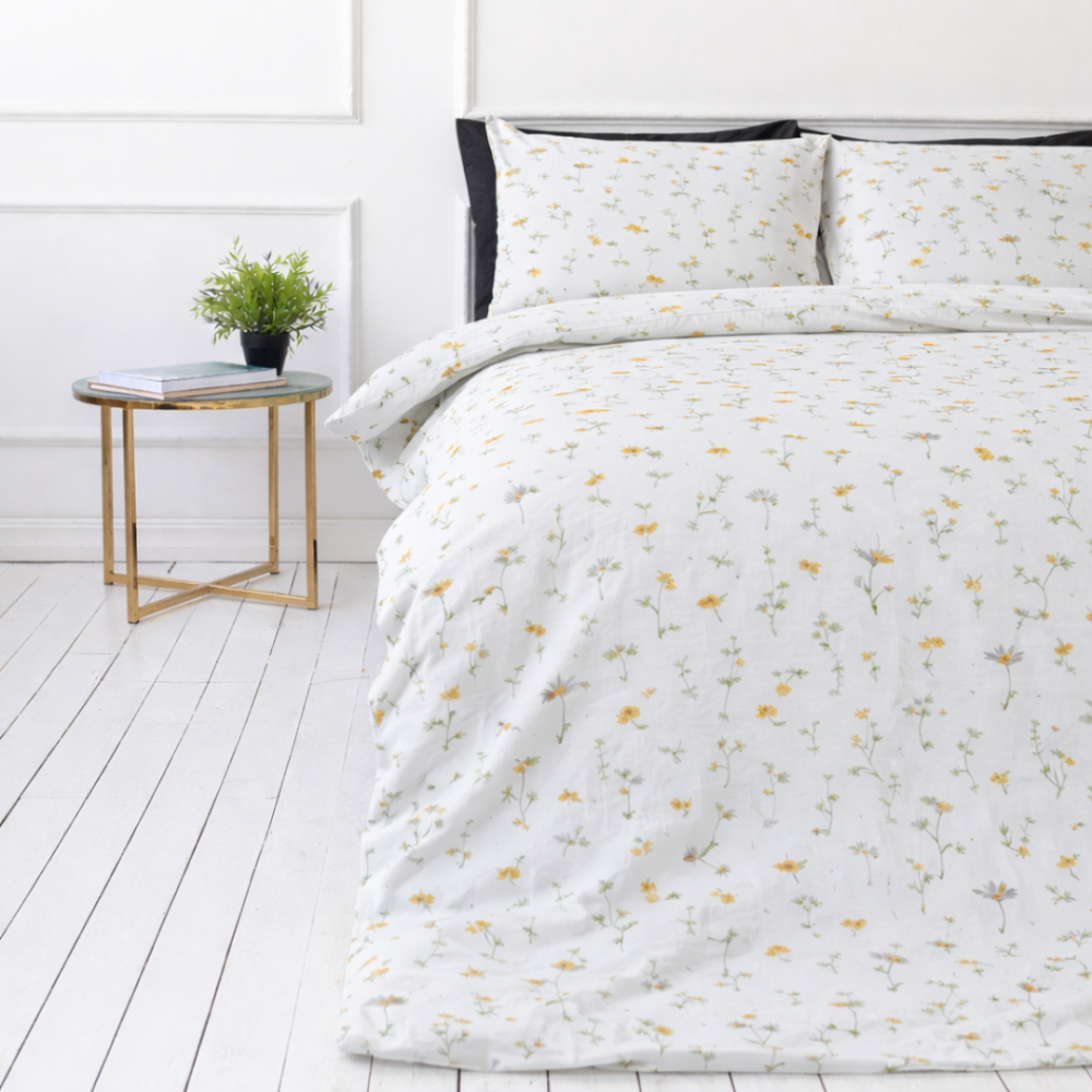 Voodipesu komplekt "Enigma". Mustriline voodipesu, 100x140 cm, 140x200 cm, 150x200 cm, 160x200 cm, 180x200 cm, 200x200 cm, 200x220 cm, 220x240 cm. Elegantne valge voodipesukomplekt valgel taustal peente kollaste karikakrate ja pehmete roheliste vartega.