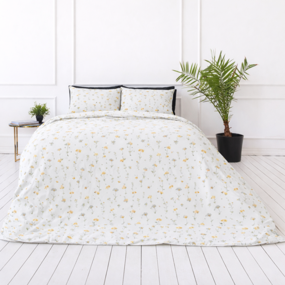 Voodipesu komplekt "Enigma". Mustriline voodipesu, 100x140 cm, 140x200 cm, 150x200 cm, 160x200 cm, 180x200 cm, 200x200 cm, 200x220 cm, 220x240 cm. Pehme valge voodipesukomplekt romantilise peene kollaste lillede ja roheliste taimede motiiviga.