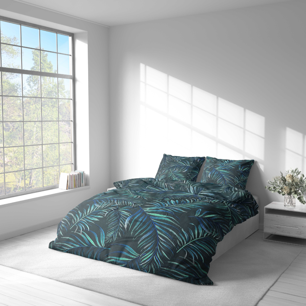 Voodipesu komplekt "Fern Whisper". Voodipesu komplektid 140x200, 140x200 cm, 160x200 cm, 200x200 cm, 200x220 cm, 220x240 cm. Tumesinine voodipesukomplekt, mis esitleb lopsakaid sõnajala lehti, ideaalne rahustava ja orgaanilise ilme saavutamiseks igas magamisalas.