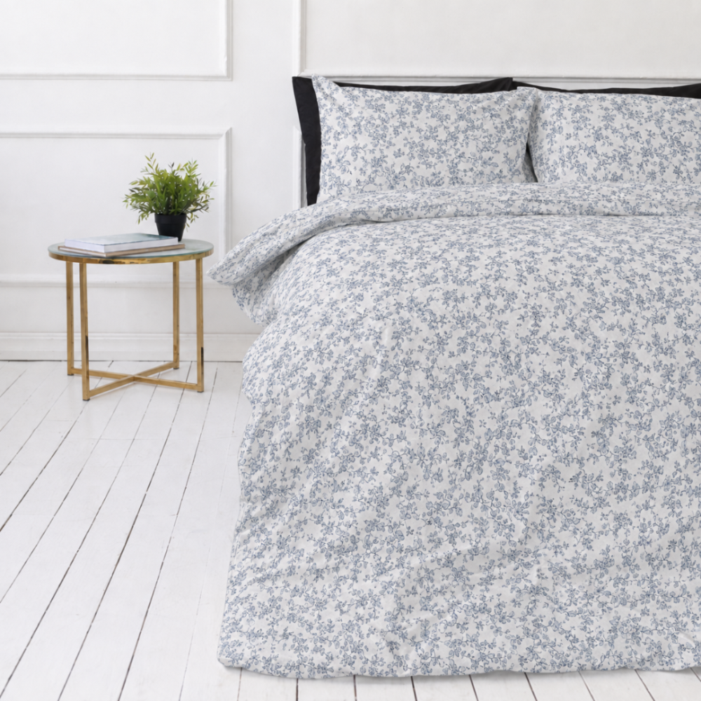 Voodipesu komplekt "Floral Dream". Voodipesu koos taimedega, 140x200 cm, 200x200 cm, 200x220 cm. Hele voodipesukomplekt tagasihoidlike siniste botaaniliste ornamentidega.