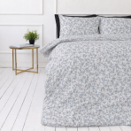 Voodipesu komplekt "Floral Dream". Voodipesu koos taimedega, 140x200 cm, 200x200 cm, 200x220 cm. Hele voodipesukomplekt tagasihoidlike siniste botaaniliste ornamentidega.