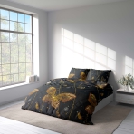 Voodipesu komplekt "Flutter". Voodipesu komplektid 140x200, 140x200 cm, 200x200 cm, 200x220 cm, 220x240 cm. Elegantne must voodipesu, mis on elustunud säravate oranžide liblikate ja mänguliste värelustega.