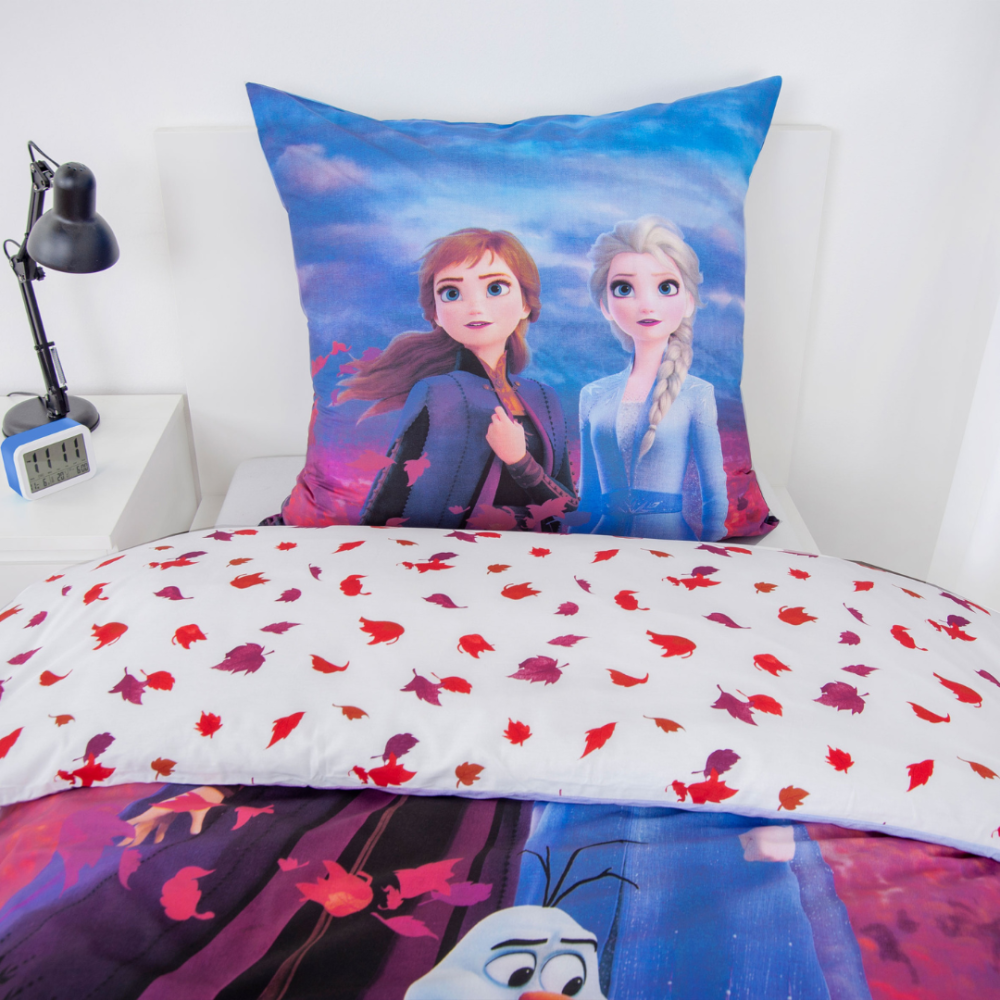 Laste voodipesu komplekt "Frozen". Puuvillane voodipesu, 135x200 cm. Valge kahepoolne voodipesukomplekt punaste, lillade ja oranžide lehtede mustriga. Laste voodipesu komplekt "Frozen". Puuvillane voodipesu, 135x200 cm. Valge kahepoolne voodipesukomplekt punaste, lillade ja oranžide lehtede mustriga.