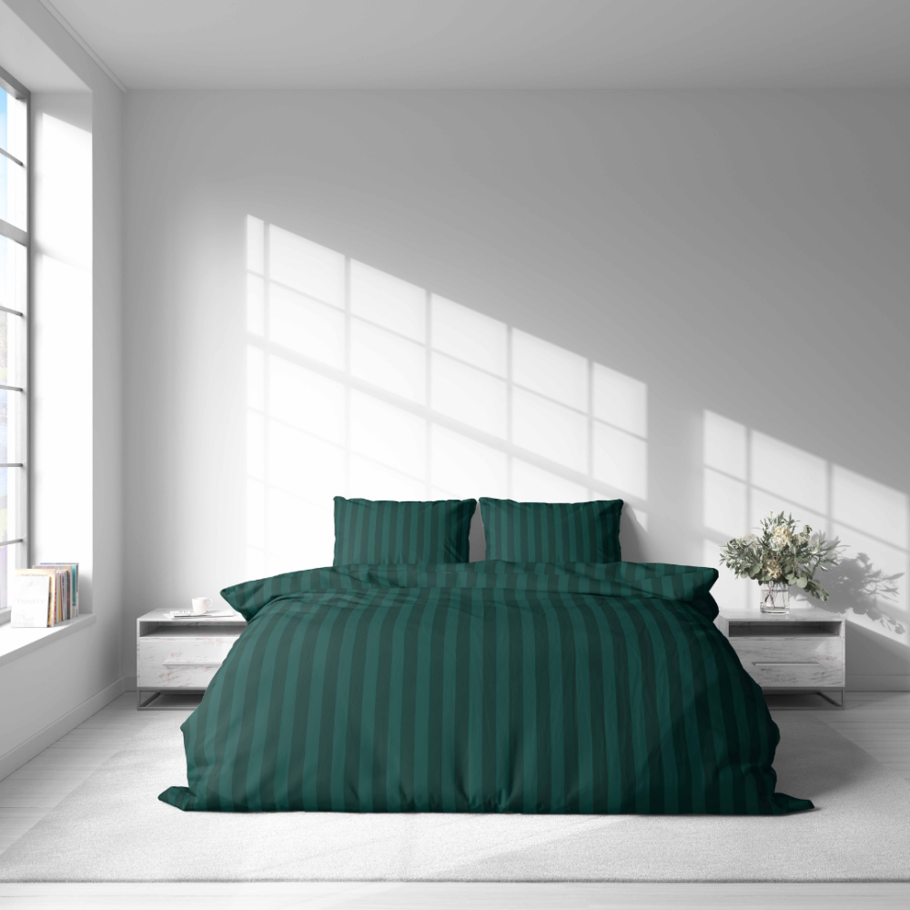 Voodipesu komplekt "Green Stripes". Voodipesu komplektid 140x200, 140x200 cm, 160x200 cm, 200x200 cm, 200x220 cm. Voodipesukomplekt rikkaliku tumerohelise värviga ja peene triibulise mustriga, mis pakub teie magamistoale modernset ja šikki välimust.