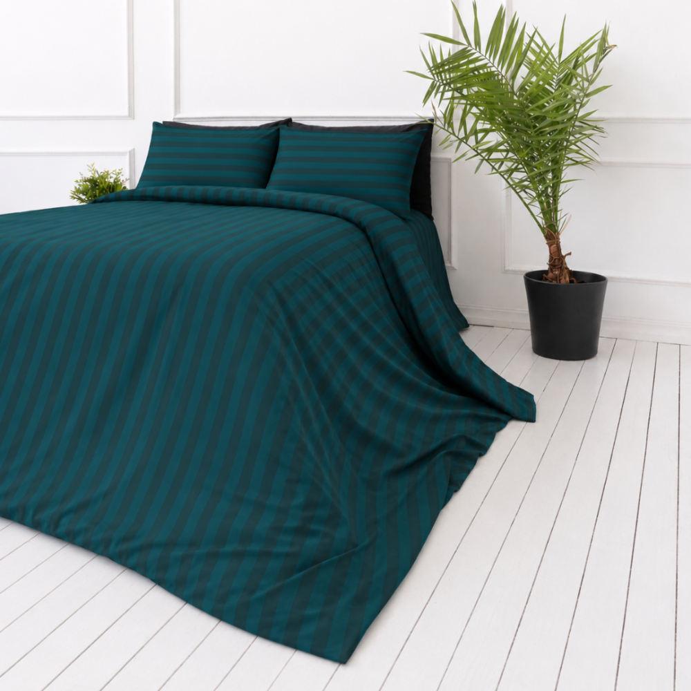 Voodipesu komplekt "Green Stripes". Mustriline voodipesu, 140x200 cm, 150x200 cm, 160x200 cm, 180x200 cm, 200x200 cm, 200x220 cm. Voodipesukomplekt rikkaliku tumerohelise värviga ja peene triibulise mustriga, mis pakub teie magamistoale modernset ja šikki välimust. Voodipesu komplekt "Green Stripes". Mustriline voodipesu, 140x200 cm, 150x200 cm, 160x200 cm, 180x200 cm, 200x200 cm, 200x220 cm. Voodipesukomplekt rikkaliku tumerohelise värviga ja peene triibulise mustriga, mis pakub teie magamistoale modernset ja šikki välimust.