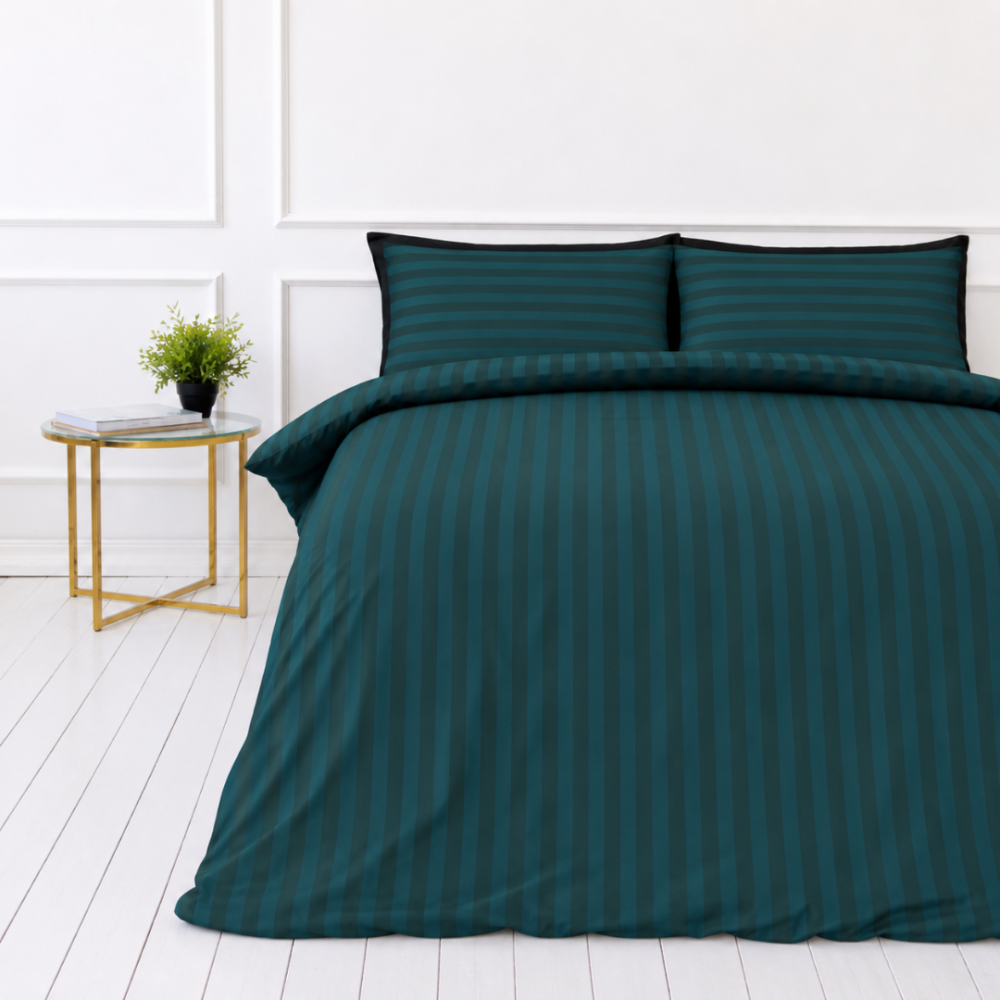 Voodipesu komplekt "Green Stripes". Mustriline voodipesu, 140x200 cm, 150x200 cm, 160x200 cm, 180x200 cm, 200x200 cm, 200x220 cm. Elegantne tumeroheline voodipesukomplekt, mis demonstreerib ajatut triibumustrit, mis sobib erinevate sisekujundusstiilidega. Voodipesu komplekt "Green Stripes". Mustriline voodipesu, 140x200 cm, 150x200 cm, 160x200 cm, 180x200 cm, 200x200 cm, 200x220 cm. Elegantne tumeroheline voodipesukomplekt, mis demonstreerib ajatut triibumustrit, mis sobib erinevate sisekujundusstiilidega.