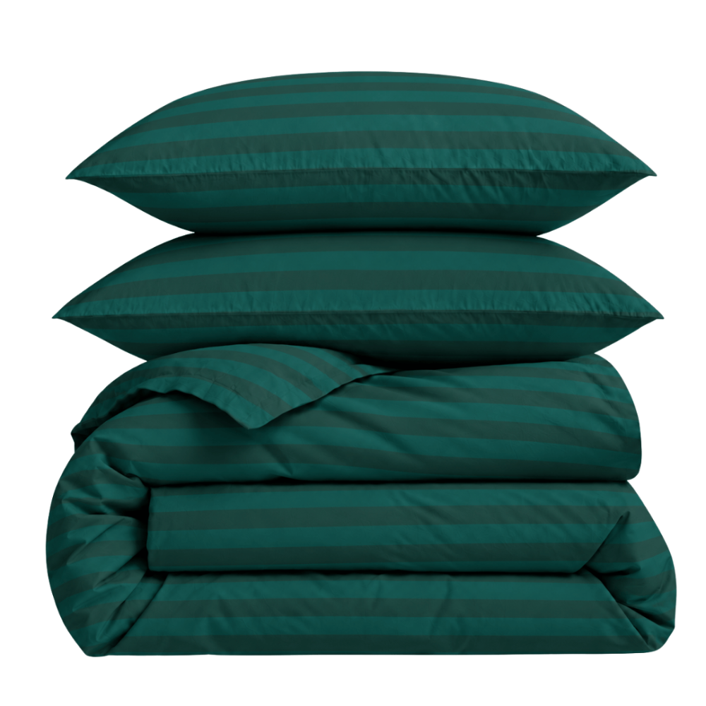 Voodipesu komplekt "Green Stripes". Mustriline voodipesu, 140x200 cm, 150x210 cm, 160x200 cm, 180x200 cm, 200x200 cm, 200x220 cm. Tumeroheline voodipesukomplekt, millel on keerukas triipude muster, mis lisab sügavust ja elegantsi igasse magamistoa kujundusse. Voodipesu komplekt "Green Stripes". Mustriline voodipesu, 140x200 cm, 150x210 cm, 160x200 cm, 180x200 cm, 200x200 cm, 200x220 cm. Tumeroheline voodipesukomplekt, millel on keerukas triipude muster, mis lisab sügavust ja elegantsi igasse magamistoa kujundusse.