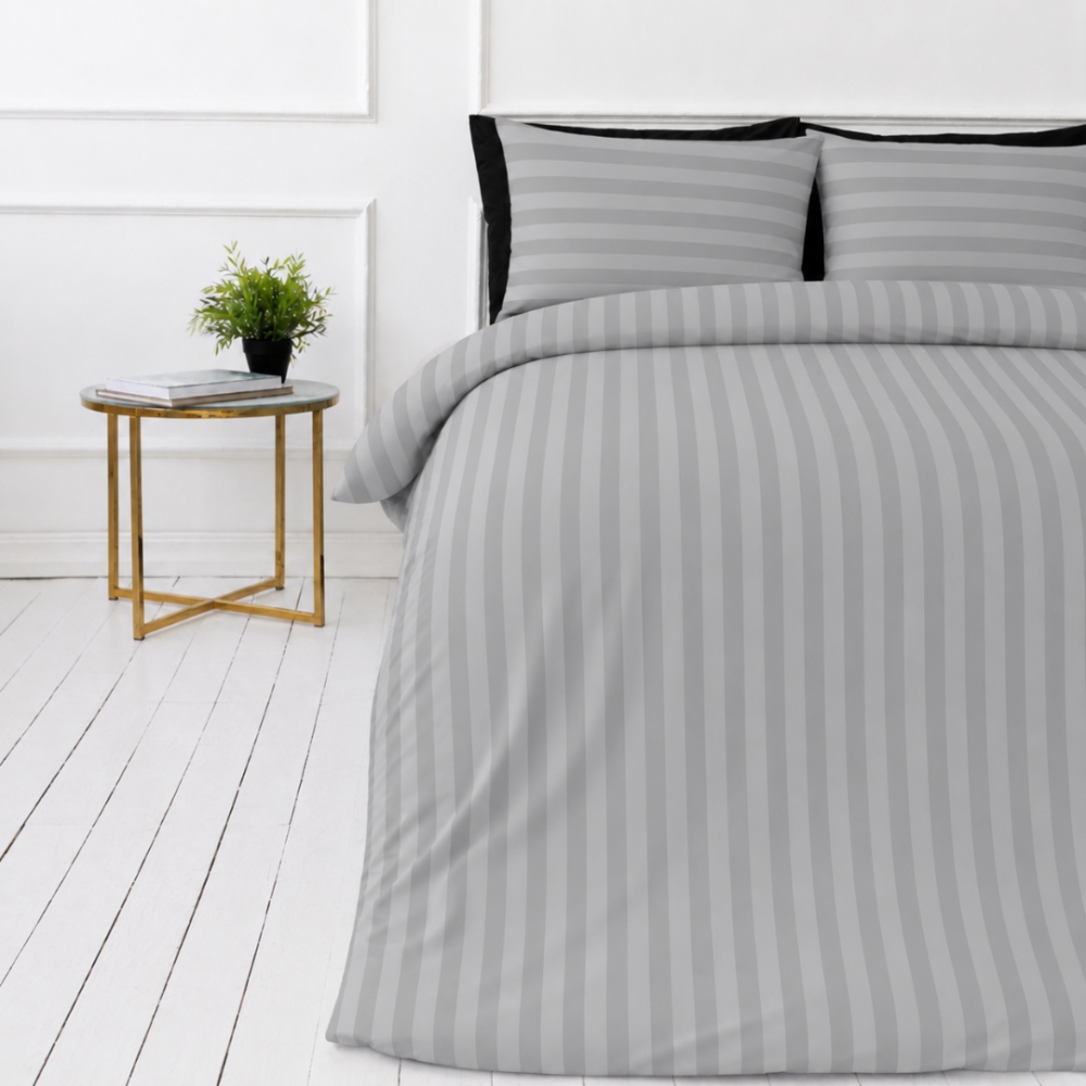 Voodipesu komplekt "Grey Stripes". Mustriline voodipesu, 140x200 cm, 150x200 cm, 160x200 cm, 180x200 cm, 200x200 cm, 200x220 cm. Elegantne hall voodipesukomplekt triibumustriga, mis lisab teie magamisalale modernset ja stiilset aktsenti. Voodipesu komplekt "Grey Stripes". Mustriline voodipesu, 140x200 cm, 150x200 cm, 160x200 cm, 180x200 cm, 200x200 cm, 200x220 cm. Elegantne hall voodipesukomplekt triibumustriga, mis lisab teie magamisalale modernset ja stiilset aktsenti.