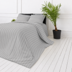Voodipesu komplekt "Grey Stripes". Mustriline voodipesu, 140x200 cm, 150x200 cm, 160x200 cm, 180x200 cm, 200x200 cm, 200x220 cm. Stiilne ja šikk hall voodipesukomplekt minimalistliku triibumustriga, mis täiustab iga ruumi esteetikat. Voodipesu komplekt "Grey Stripes". Mustriline voodipesu, 140x200 cm, 150x200 cm, 160x200 cm, 180x200 cm, 200x200 cm, 200x220 cm. Stiilne ja šikk hall voodipesukomplekt minimalistliku triibumustriga, mis täiustab iga ruumi esteetikat.