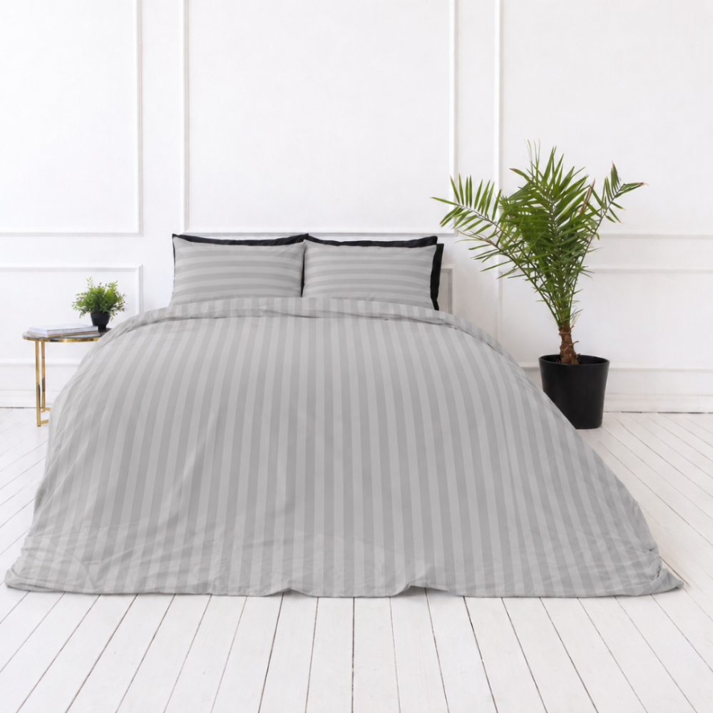 Voodipesu komplekt "Grey Stripes". Mustriline voodipesu, 140x200 cm, 150x200 cm, 160x200 cm, 180x200 cm, 200x200 cm, 200x220 cm. Pehme halli värvi voodipesukomplekt klassikalise triibumustriga, mis sobib ideaalselt rafineeritud ja hubasesse magamistuppa. Voodipesu komplekt "Grey Stripes". Mustriline voodipesu, 140x200 cm, 150x200 cm, 160x200 cm, 180x200 cm, 200x200 cm, 200x220 cm. Pehme halli värvi voodipesukomplekt klassikalise triibumustriga, mis sobib ideaalselt rafineeritud ja hubasesse magamistuppa.
