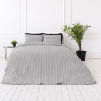 Voodipesu komplekt "Grey Stripes". Mustriline voodipesu, 140x200 cm, 150x200 cm, 160x200 cm, 180x200 cm, 200x200 cm, 200x220 cm. Pehme halli värvi voodipesukomplekt klassikalise triibumustriga, mis sobib ideaalselt rafineeritud ja hubasesse magamistuppa. Voodipesu komplekt "Grey Stripes". Mustriline voodipesu, 140x200 cm, 150x200 cm, 160x200 cm, 180x200 cm, 200x200 cm, 200x220 cm. Pehme halli värvi voodipesukomplekt klassikalise triibumustriga, mis sobib ideaalselt rafineeritud ja hubasesse magamistuppa.