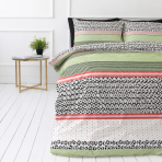 Voodipesu komplekt "Italy Wipe". Mustriline voodipesu, 140x200 cm, 200x200 cm, 200x220 cm. Stiilne voodipesu komplekt rikkalike tumeroheliste ja roosade toonidega, mida rõhutavad sobivate värvidega triibud ja võluvad tumedate ja valgete värvidega ringid. Voodipesu komplekt "Italy Wipe". Mustriline voodipesu, 140x200 cm, 200x200 cm, 200x220 cm. Stiilne voodipesu komplekt rikkalike tumeroheliste ja roosade toonidega, mida rõhutavad sobivate värvidega triibud ja võluvad tumedate ja valgete värvidega ringid.