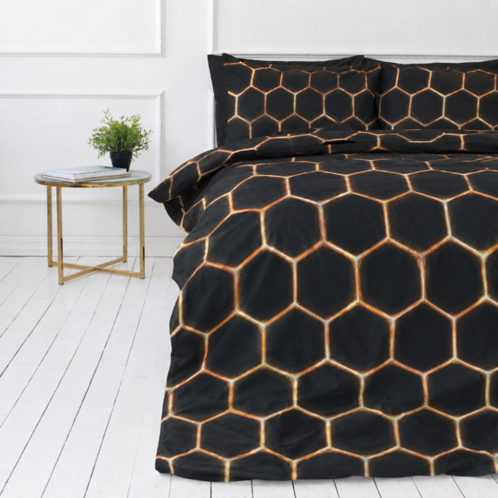 Voodipesu komplekt "Lavahive". Must voodipesu, 140x200 cm, 150x200 cm, 160x200 cm, 180x200 cm, 200x200 cm, 200x220 cm. Stiilne must voodipesukomplekt, millel on taruvaateline sädemete disain. Voodipesu komplekt "Lavahive". Must voodipesu, 140x200 cm, 150x200 cm, 160x200 cm, 180x200 cm, 200x200 cm, 200x220 cm. Stiilne must voodipesukomplekt, millel on taruvaateline sädemete disain.