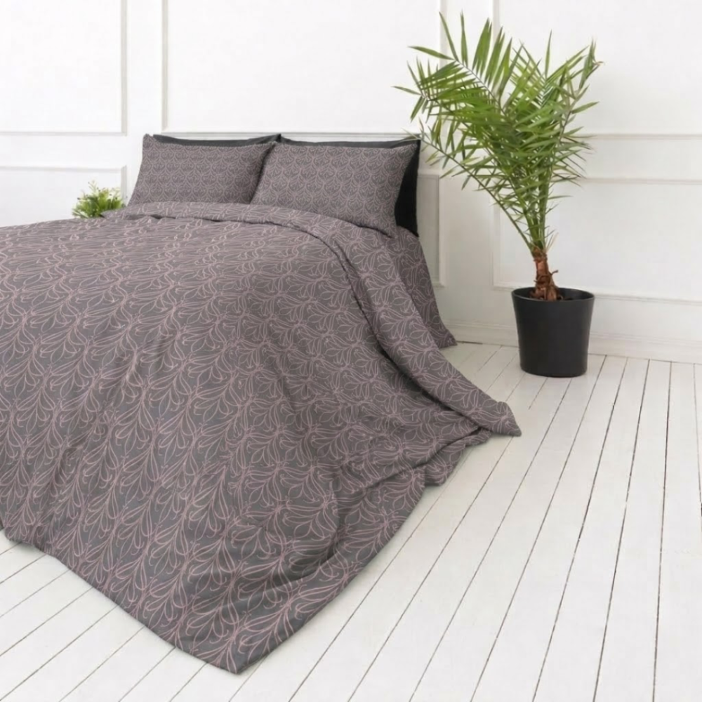 Voodipesu komplekt "Ligomes". Hall voodipesu, 140x200 cm, 200x200 cm, 200x220 cm. Stiilne halli värvi voodipesu komplekt, millel on silmatorkavad roosa ornamendimustrid, mis sobivad ideaalselt kaasaegse magamistoa atmosfääri loomiseks.