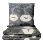 Voodipesu komplekt "Lipstick". Voodipesu komplektid 140x200, 140x200 cm, 200x200 cm, 200x220 cm. Hall voodipesu komplekt mängulise huulepulgamustriga heledas ja tumehallis värvitoonis, mis lisab teie magamistoa sisustusele lõbusat ja šikkust.