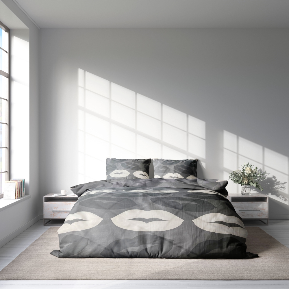Voodipesu komplekt "Lipstick". Voodipesu komplektid 140x200, 140x200 cm, 200x200 cm, 200x220 cm. Stiilne hall voodipesu komplekt, millel on helehallid ja tumehallid huulepulgamustrid, mis sobib ideaalselt trendika ja moodsa magamistoa kujundamiseks.