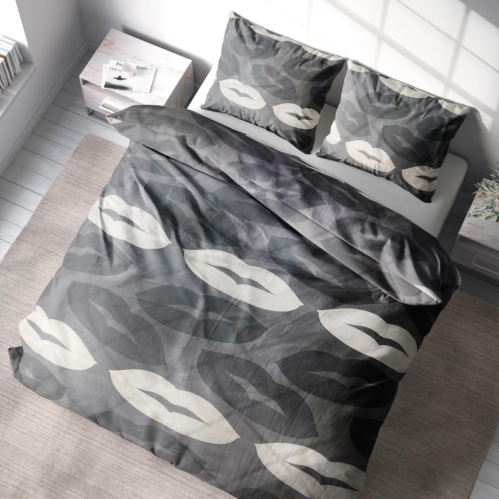 Voodipesu komplekt "Lipstick". Voodipesu komplektid 140x200, 140x200 cm, 200x200 cm, 200x220 cm. Elegantne hall voodipesukomplekt, mida kaunistavad helehallid ja tumehallid huulepulgamustrid, tuues teie ruumi ainulaadset ja moekat meeleolu.