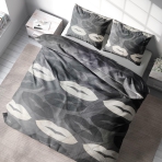Voodipesu komplekt "Lipstick". Voodipesu komplektid 140x200, 140x200 cm, 200x200 cm, 200x220 cm. Elegantne hall voodipesukomplekt, mida kaunistavad helehallid ja tumehallid huulepulgamustrid, tuues teie ruumi ainulaadset ja moekat meeleolu.