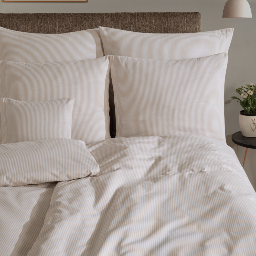 Voodipesu komplekt "Lisbon Beige". Puuvillane voodipesu, 140x200 cm, 200x200 cm, 200x220 cm. Elegantne beeži ja valge triibuline voodipesu komplekt, lisades teie magamistoa sisekujundusele pehme ja stiilse aktsendi.