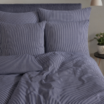 Voodipesu komplekt "Lisbon Navy". Puuvillane voodipesu, 140x200 cm, 200x200 cm, 200x220 cm. Elegantne sinine ja valge triibuline voodipesu komplekt, pakkudes värsket ja kaasaegset mustrit, mis täiustab teie magamistoa sisekujundust.