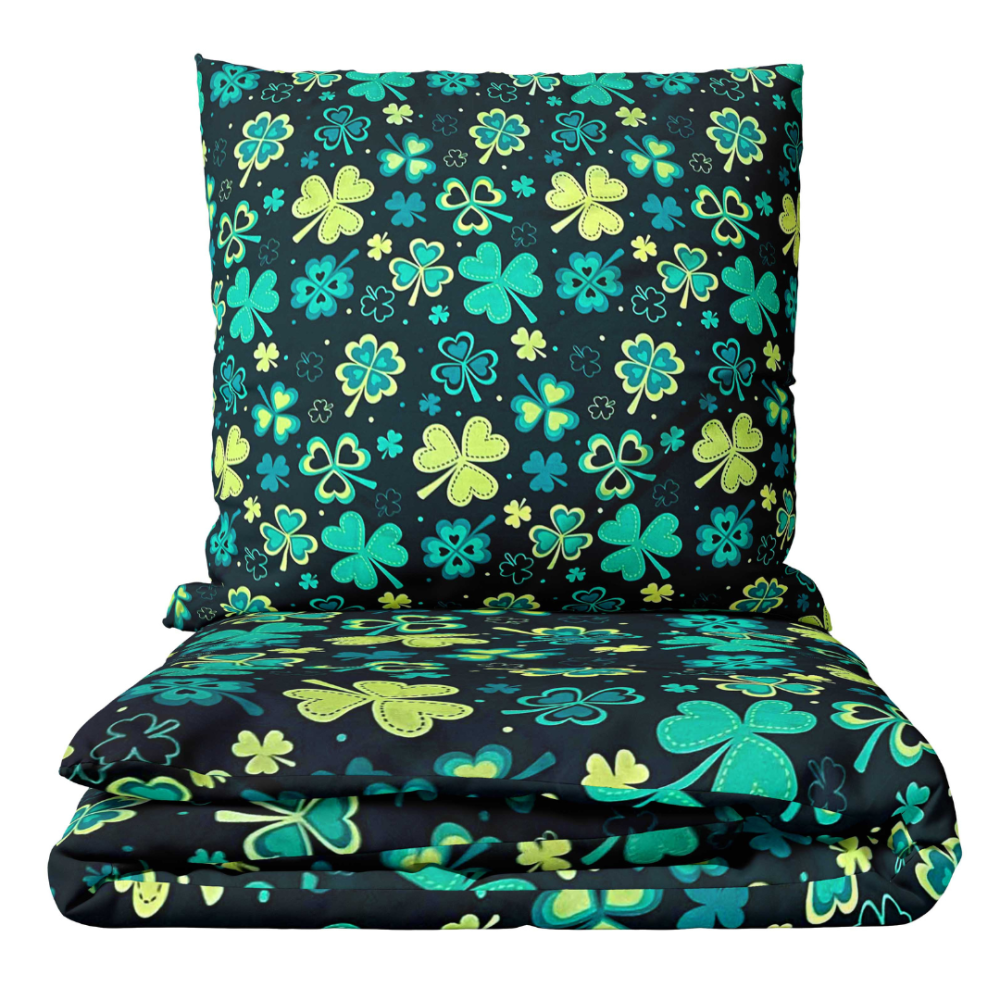 Voodipesu komplekt "Lucky Leaf". Voodipesu komplektid 140x200, 140x200 cm, 160x200 cm, 200x200 cm, 200x220 cm, 220x240 cm. Voodipesukomplekt rikkalikus tumesinises värvitoonis, kaunistatud rohkete erksate ristikute lehtedega, mis toovad teie magamistuppa looduse aktsendi.