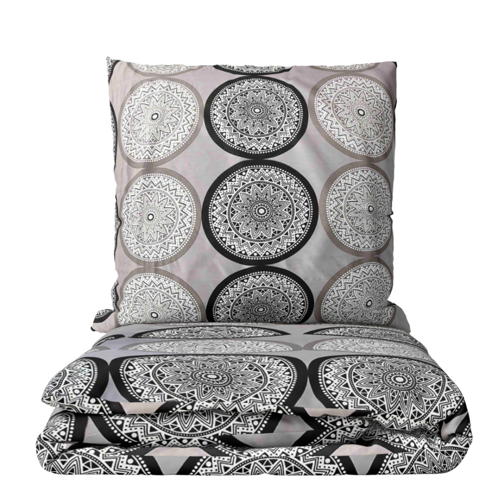 Voodipesu komplekt "Mandala". Voodipesu komplektid 140x200, 140x200 cm, 200x200 cm, 200x220 cm. Hall voodipesu komplekt, mida kaunistavad keerulised hallid, valged ja mustad mandala mustrid, mis loovad rahulikku ja stiilset magamistoa esteetikat.