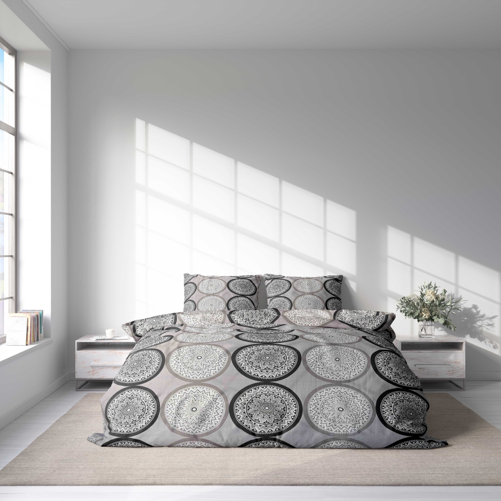 Voodipesu komplekt "Mandala". Voodipesu komplektid 140x200, 140x200 cm, 200x200 cm, 200x220 cm. Hall voodipesukomplekt, mis on kaunistatud keeruliste hallide, valgete ja mustade mandala-mustritega, luues teie magamistuppa rahulikku ja elegantset atmosfääri.