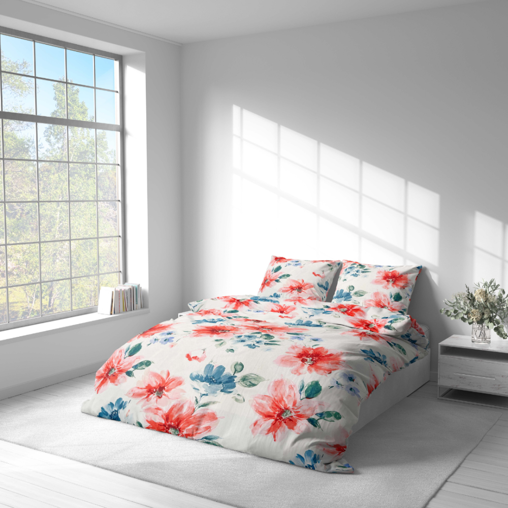 Voodipesu komplekt "Miraflores". Voodipesu komplektid 140x200, 140x200 cm, 160x200 cm, 200x200 cm, 200x220 cm, 220x240 cm. Romantiline kangadisain suurte koralli- ja sinivärvi õitega heledal taustal.