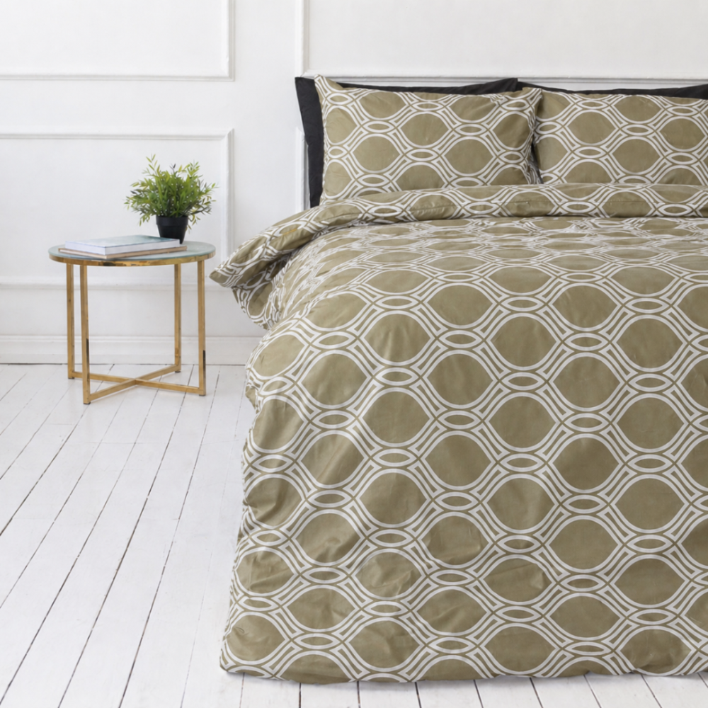 Voodipesu komplekt "Olive Orbit". Roheline voodipesu, 140x200 cm, 150x200 cm, 160x200 cm, 180x200 cm, 200x200 cm, 200x220 cm, 220x240 cm. Voodipesu põimunud joonte mustriga oliivirohelisel taustal Voodipesu komplekt "Olive Orbit". Roheline voodipesu, 140x200 cm, 150x200 cm, 160x200 cm, 180x200 cm, 200x200 cm, 200x220 cm, 220x240 cm. Voodipesu põimunud joonte mustriga oliivirohelisel taustal