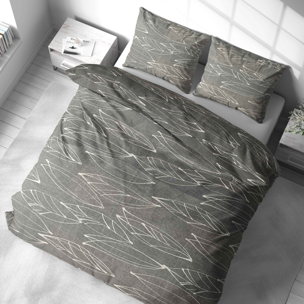Voodipesu komplekt "Painted Breeze". Voodipesu komplektid 140x200, 140x200 cm, 200x200 cm, 200x220 cm. Voodipesukomplekt tuhmides hallides toonides, kus on keerukalt illustreeritud lehed, pakkudes rahustavat ja rafineeritud välimust igasugusele magamistoa dekoratsioonile.