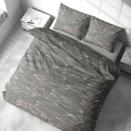 Voodipesu komplekt "Painted Breeze". Voodipesu komplektid 140x200, 140x200 cm, 200x200 cm, 200x220 cm. Voodipesukomplekt tuhmides hallides toonides, kus on keerukalt illustreeritud lehed, pakkudes rahustavat ja rafineeritud välimust igasugusele magamistoa dekoratsioonile.