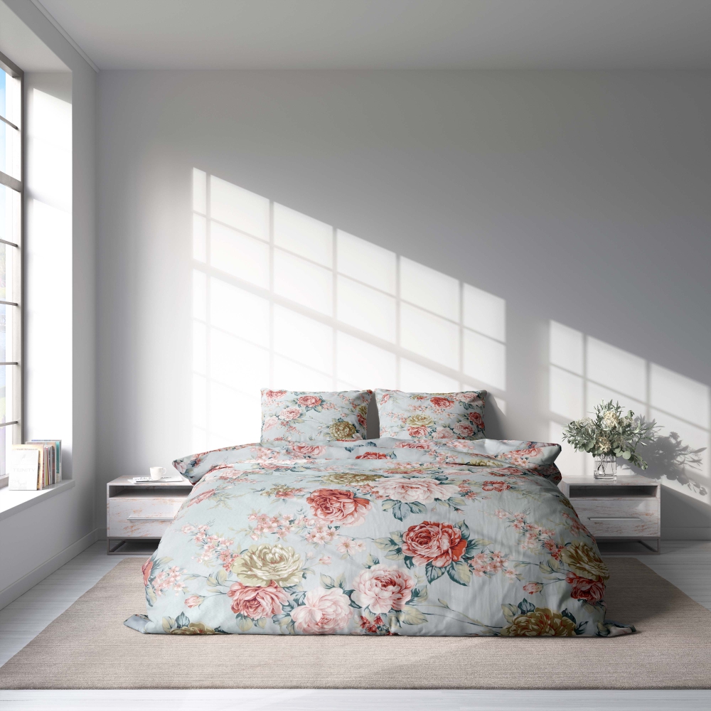 Voodipesu komplekt "Peony". Voodipesu komplektid 140x200, 140x200 cm, 200x200 cm, 200x220 cm. Rahustav sinakas voodipesu, mida kaunistavad roosade ja liivaste toonidega pioonid.