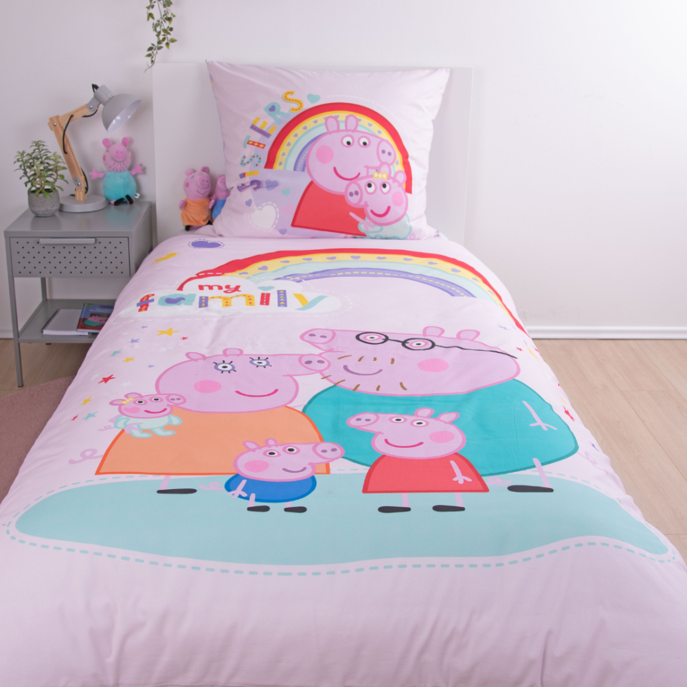 Voodipesu komplekt "Peppa Pig". Laste voodipesu, 135x200 cm. Pastelne disain peppa pig tegelaste, värviliste südamete ja tähtedega. Voodipesu komplekt "Peppa Pig". Laste voodipesu, 135x200 cm. Pastelne disain peppa pig tegelaste, värviliste südamete ja tähtedega.