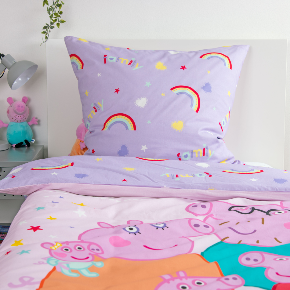 Voodipesu komplekt "Peppa Pig". Laste voodipesu, 135x200 cm. Heleroosa disain peppa pig pere ja pastelsetes toonides vikerkaarega. Voodipesu komplekt "Peppa Pig". Laste voodipesu, 135x200 cm. Heleroosa disain peppa pig pere ja pastelsetes toonides vikerkaarega.