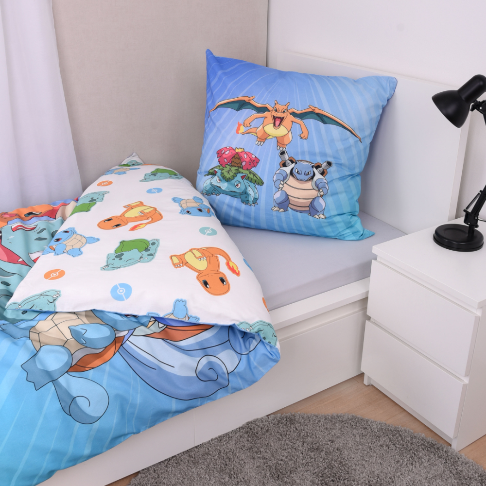 Voodipesu komplekt "Pokemon". Laste voodipesu, 135x200 cm. Kahepoolne helesinine voodipesukomplekt pokémoni tegelaste ja väikese mustriga valgel taustal. Voodipesu komplekt "Pokemon". Laste voodipesu, 135x200 cm. Kahepoolne helesinine voodipesukomplekt pokémoni tegelaste ja väikese mustriga valgel taustal.