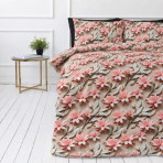 Voodipesu komplekt "Rosy Whisper". Mustriline voodipesu, 140x200 cm, 150x200 cm, 160x200 cm, 180x200 cm, 200x200 cm, 200x220 cm, 220x240 cm. Voodipesukomplekt roosakate korallõitega soojal liivakarva taustal. Voodipesu komplekt "Rosy Whisper". Mustriline voodipesu, 140x200 cm, 150x200 cm, 160x200 cm, 180x200 cm, 200x200 cm, 200x220 cm, 220x240 cm. Voodipesukomplekt roosakate korallõitega soojal liivakarva taustal.