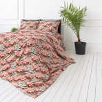 Voodipesu komplekt "Rosy Whisper". Mustriline voodipesu, 140x200 cm, 150x200 cm, 160x200 cm, 180x200 cm, 200x200 cm, 200x220 cm, 220x240 cm. Lilleline voodipesukomplekt korallitooni õite ja kreemikate lehtedega. Voodipesu komplekt "Rosy Whisper". Mustriline voodipesu, 140x200 cm, 150x200 cm, 160x200 cm, 180x200 cm, 200x200 cm, 200x220 cm, 220x240 cm. Lilleline voodipesukomplekt korallitooni õite ja kreemikate lehtedega.