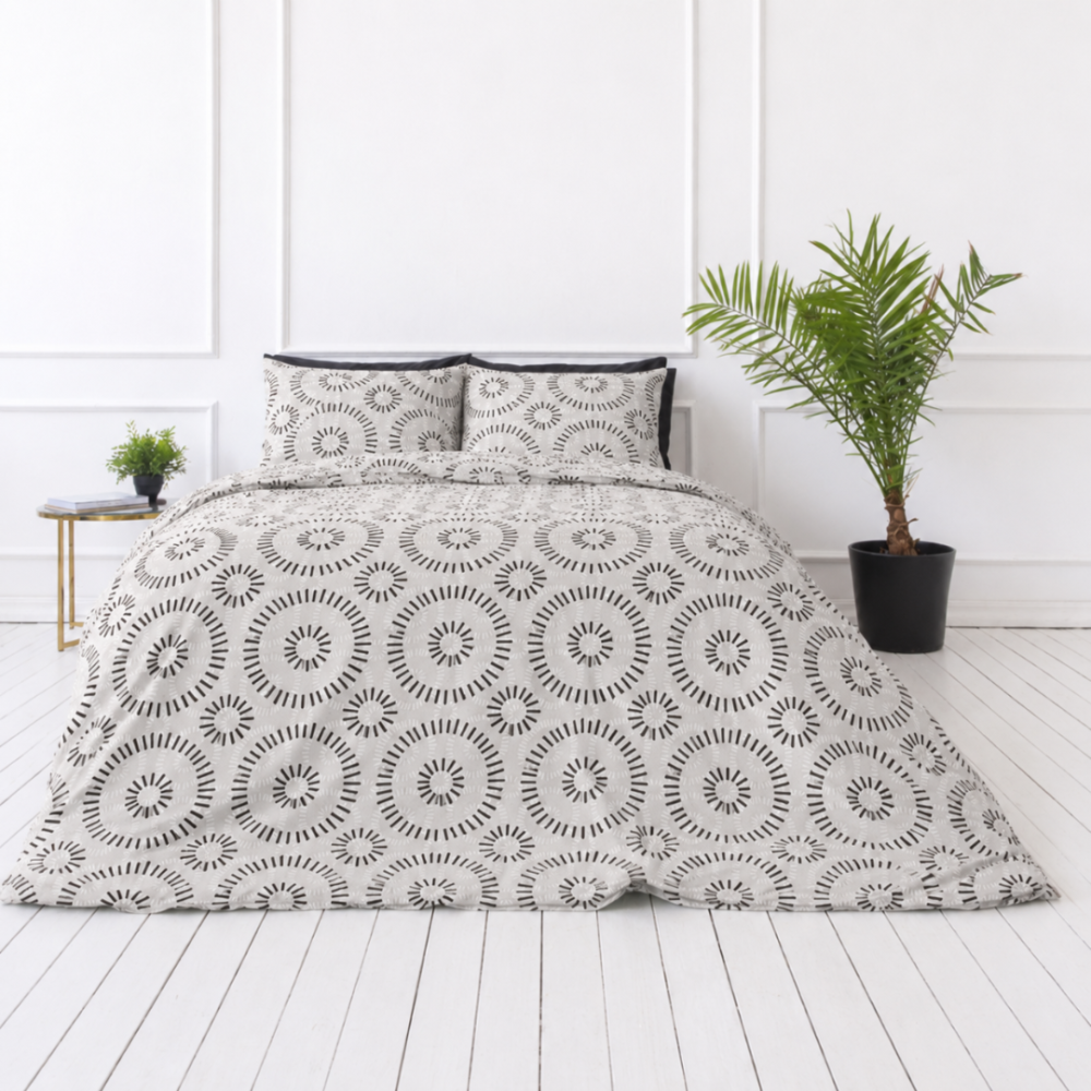 Voodipesu komplekt "Round Robin". Hall voodipesu, 140x200 cm, 200x200 cm, 200x220 cm. Voodikomplekt elegantsi must-valge ringikujuliste kompositsiooniga, ideaalne kaasaegses interjööris.