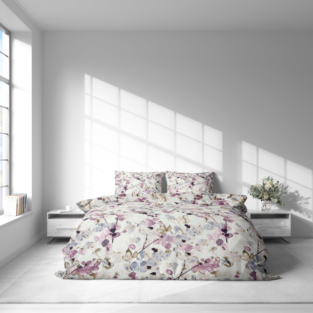 Voodipesu komplekt "Serene Leaves". Voodipesu komplektid 140x200, 140x200 cm, 200x200 cm, 200x220 cm. Peened rohelised lehed hallide toonidega heledal kangal, luues rahu ja pehmuse tunde.