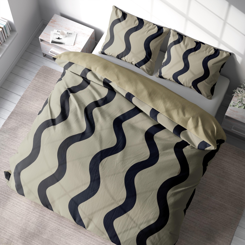Voodipesu komplekt "String". Voodipesu komplektid 140x200, 140x200 cm, 150x200 cm, 160x200 cm, 180x200 cm, 200x200 cm, 200x220 cm. Loo stiilne puhkekoht selle helekollase beeži voodipesu komplektiga, mida rõhutavad elegantsed mustad kumerad jooned, mis annavad kaasaegse puudutuse.