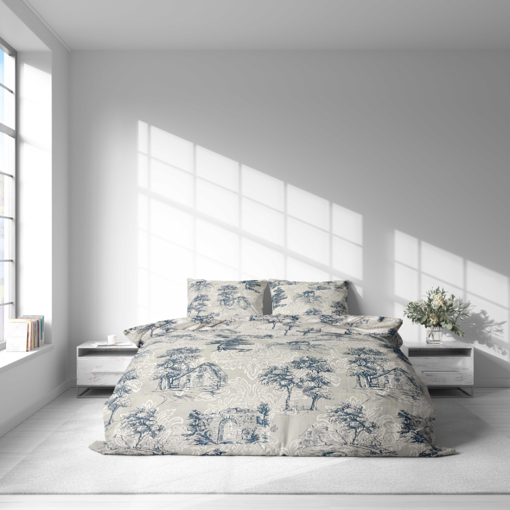 Voodipesu komplekt "Toile De Jouy Classic". Voodipesu komplektid 140x200, 140x200 cm, 200x200 cm, 200x220 cm. Komplekti kaunistab klassikaline “toile” muster – tumedate siniste joonistuste grupid heledal taustal, mis rõhutavad arhitektuuri- ja looduselemente.