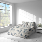 Voodipesu komplekt "Toile De Jouy Classic". Voodipesu komplektid 140x200, 140x200 cm, 200x200 cm, 200x220 cm. Voodipesukomplekti disaini iseloomustab hele taust rikkalike tumeliste siniste maakohtade ja puude stseenidega, mida täiendavad peened taimemustrid.