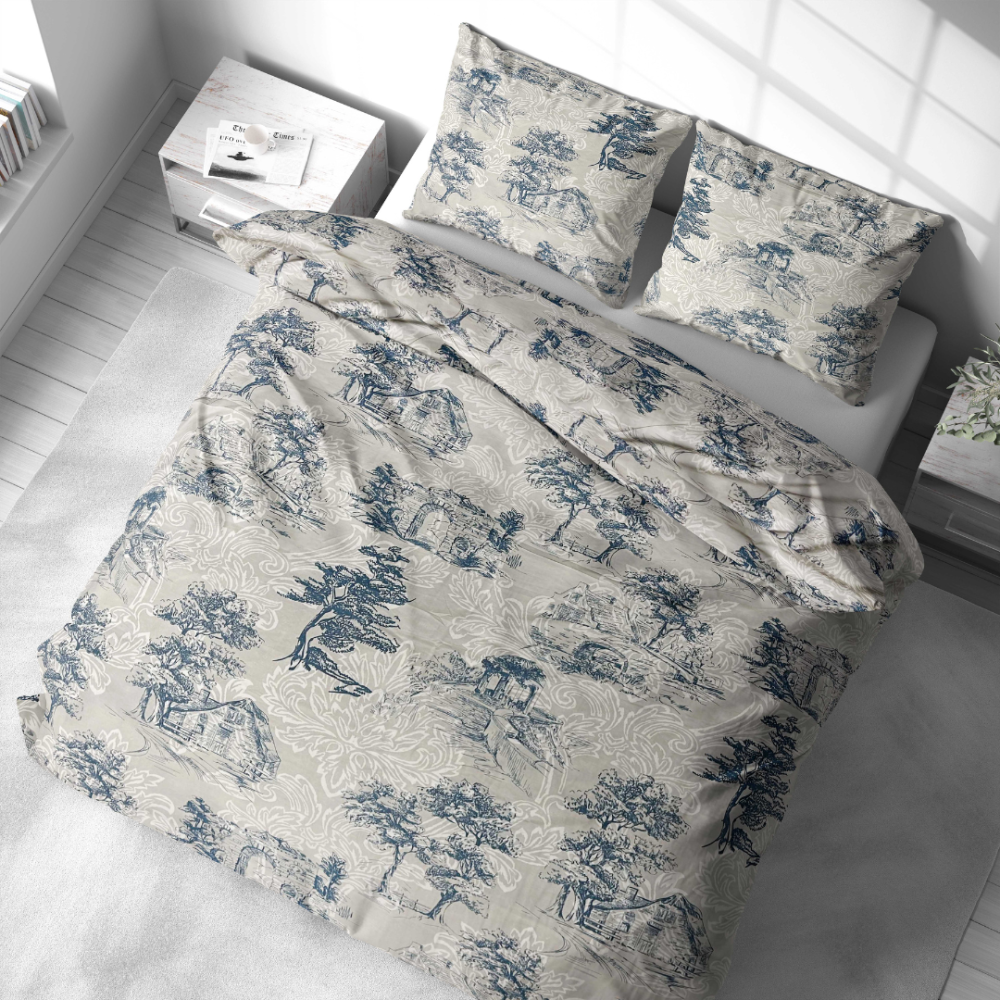 Voodipesu komplekt "Toile De Jouy Classic". Voodipesu komplektid 140x200, 140x200 cm, 200x200 cm, 200x220 cm. Disaini täiendab valged taimemotiivid, kus põimuvad puude siluetid ja dekoratiivsed lahendused, andes mustrile kerge iseloomu.