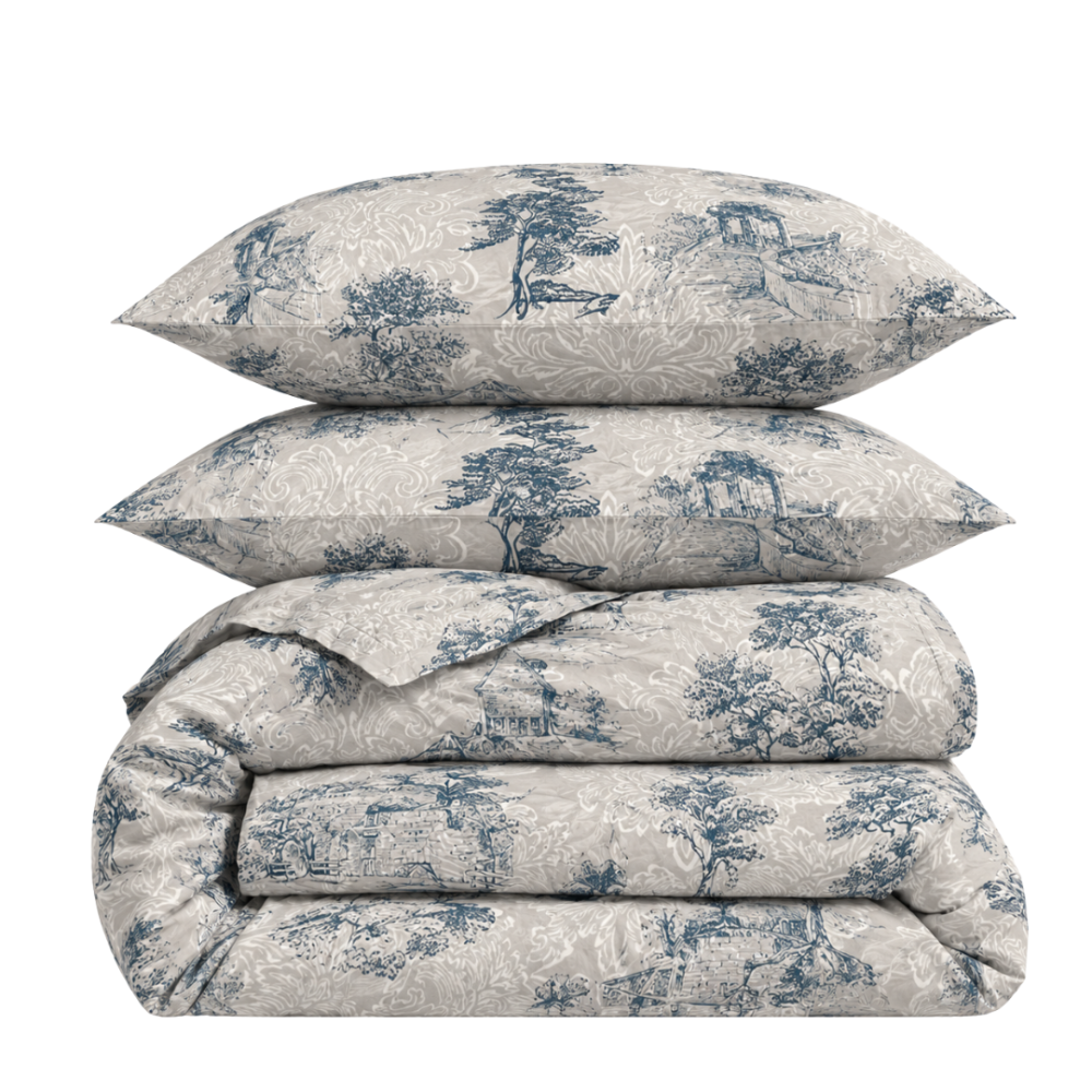 Voodipesu komplekt "Toile De Jouy Classic". Mustriline voodipesu, 140x200 cm, 200x200 cm, 200x220 cm. Voodipesukomplekt klassikalise sinise maastikumustriga hallil taustal. Voodipesu komplekt "Toile De Jouy Classic". Mustriline voodipesu, 140x200 cm, 200x200 cm, 200x220 cm. Voodipesukomplekt klassikalise sinise maastikumustriga hallil taustal.