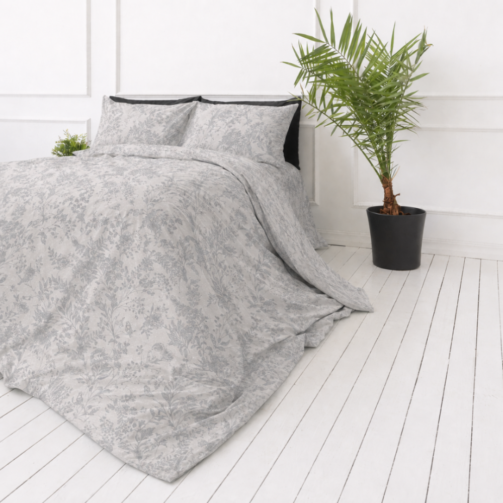 Voodipesu komplekt "Trel". Mustriline voodipesu, 140x200 cm, 200x200 cm, 200x220 cm. Elegantne hall voodipesu komplekt õrnade hallide metsalillemotiividega, mis sobib ideaalselt rahulikuks magamistoa välimuseks. Voodipesu komplekt "Trel". Mustriline voodipesu, 140x200 cm, 200x200 cm, 200x220 cm. Elegantne hall voodipesu komplekt õrnade hallide metsalillemotiividega, mis sobib ideaalselt rahulikuks magamistoa välimuseks.