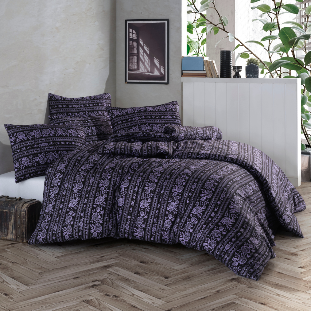Voodipesu komplekt "Vitor Purple". Satiinist voodipesu, 140x200 cm, 200x200 cm, 200x220 cm. Musta värvi voodipesu komplekt horisontaalse lilla mustriga, millel on üksikasjalikud mustrid ja lillad roosid, mis loovad julge kahevärvilise välimuse.