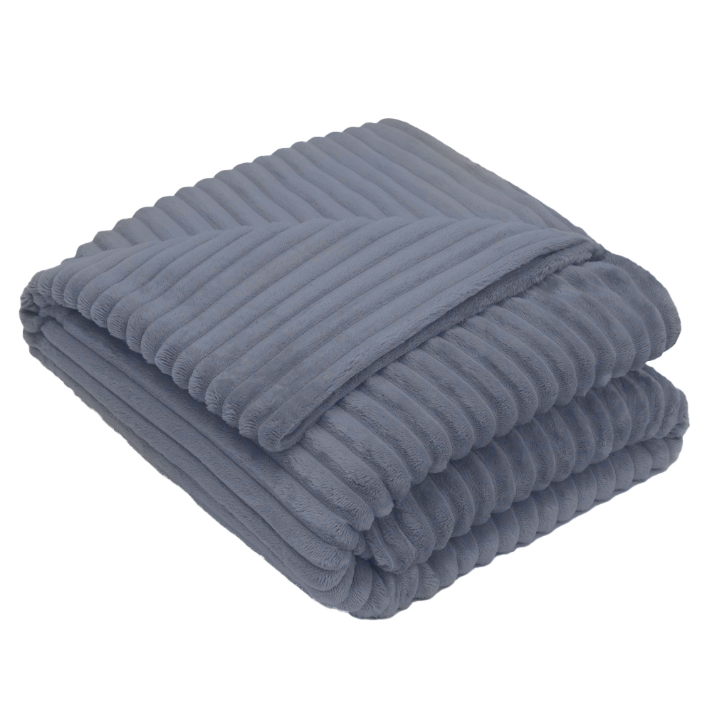 Pleed „Blue Shadow fleece blanket“. Pleedid, 200x220 cm. Helesinine pehme pleed reljeefsete triipudega, volditud valgel taustal