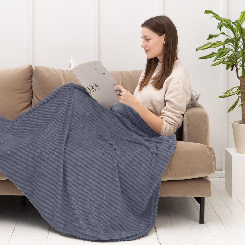 Pleed „Blue Shadow fleece blanket“. Pleedid, 200x220 cm. Pehme ja hubane helesinine pleed horisontaalsete reljeefsete joontega