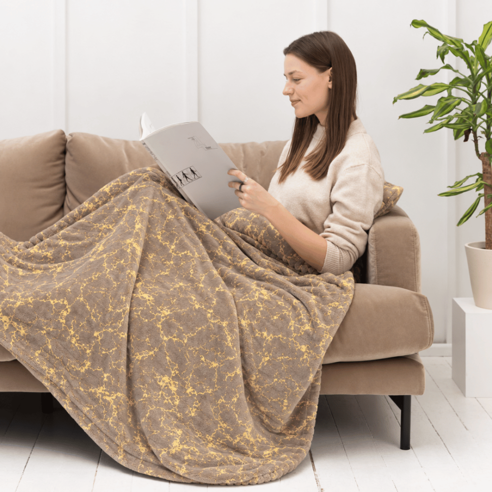Pleed „Gilded Brown fleece blanket“. Pleedid, 200x220 cm. Soojalt pruunikas pleed ebakorrapäraste kuldsete marmorijoontega.