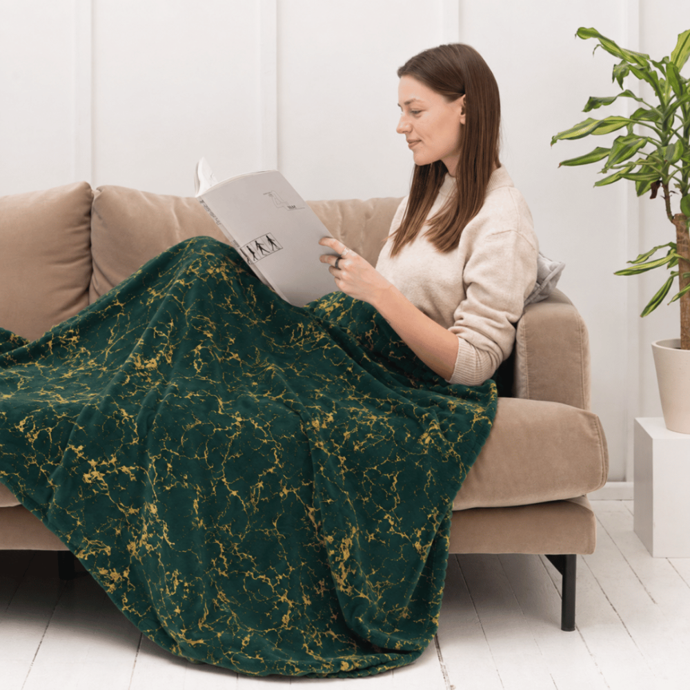 Pleed „Gilded Green fleece blanket“. Pleedid, 200x220 cm. Sügavroheline pleed ebakorrapäraste kuldsete marmorit meenutavate joontega.